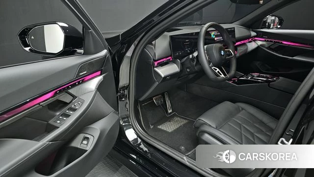 BMW 5 Series (G60) 2025 Черный из Кореи, фото 2