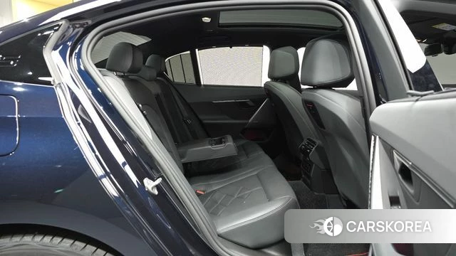BMW 5 Series (G60) 2023 Черный из Кореи, фото 2