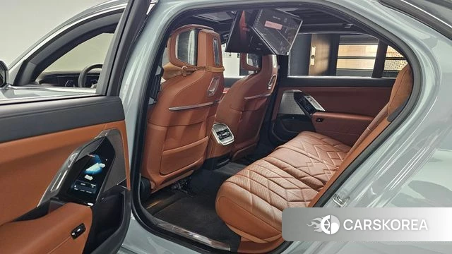 BMW 7 Series (G70) 2024 Светло-серебряный цвет из Кореи, фото 2