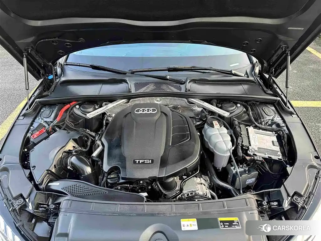 Audi A4L 2022 Silver/gray из Китая, фото 2