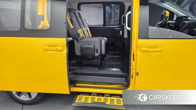 Hyundai Staria 2023 Желтый из Кореи, фото 2