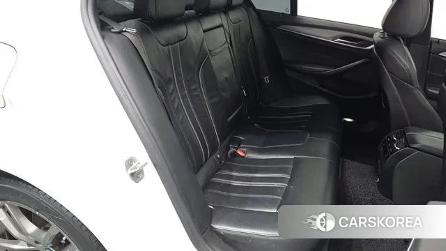 BMW 5 Series (G30) 2018 Белый из Кореи, фото 2