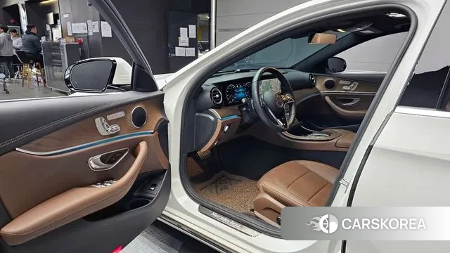 Mercedes-Benz E-Class W213 2022 Белый из Кореи, фото 2