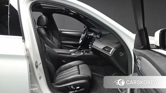 BMW 5 Series (G30) 2018 Белый из Кореи, фото 2