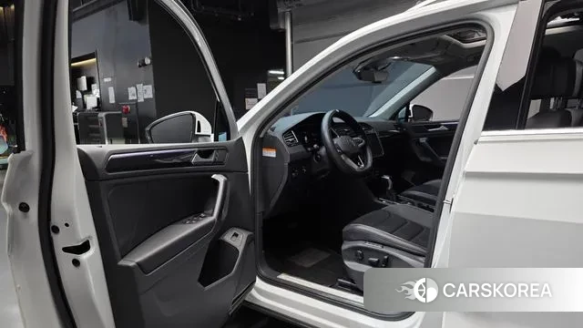 Volkswagen Tiguan second Generation 2022 Белый из Кореи, фото 2