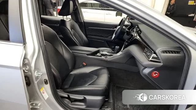 Toyota Camry (XV70) 2019 Серебристо-серый из Кореи, фото 2