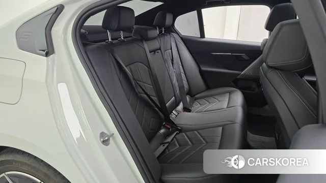 BMW 5 Series (G60) 2024 Белый из Кореи, фото 2