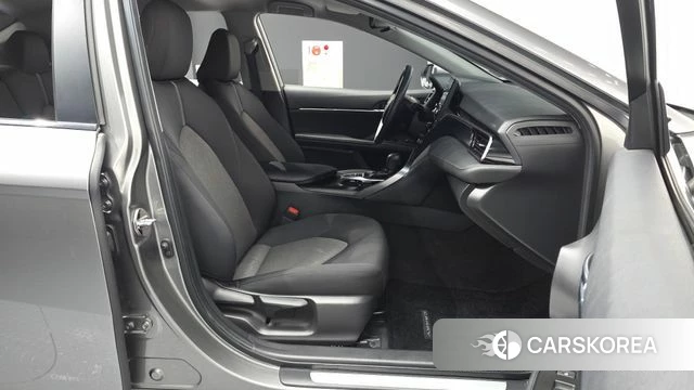 Toyota Camry (XV70) 2022 Серебристо-серый из Кореи, фото 2