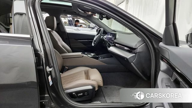 BMW 5 Series (G60) 2024 Серый из Кореи, фото 2
