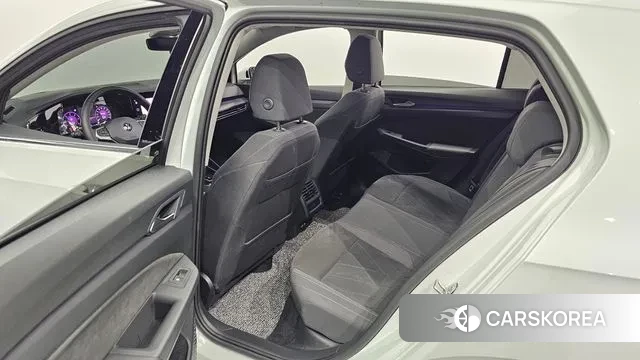 Volkswagen Golf 8th Generation 2023 Белый из Кореи, фото 2