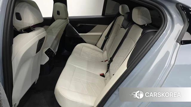 BMW 5 Series (G60) 2024 Светло-серебряный цвет из Кореи, фото 2
