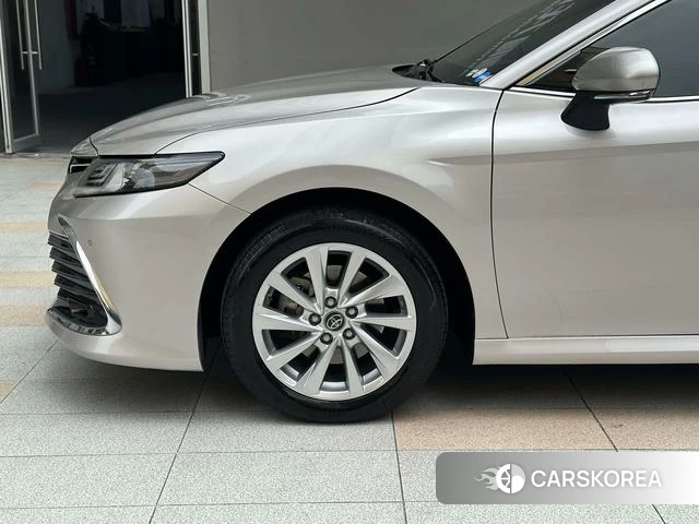 Toyota Camry 2021 Серебристо-серый из Китая, фото 2