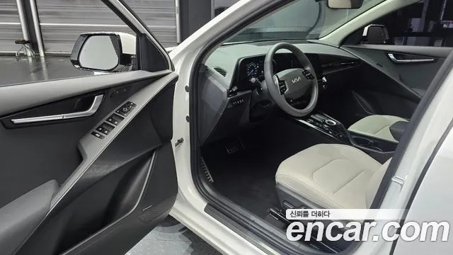 Kia Di Ol Nu Niro 2023 Белый из Кореи, фото 2