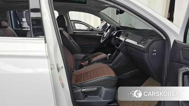 Volkswagen Tiguan Allspace 2023 Белый из Кореи, фото 2