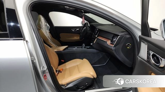 Volvo V60 Cross-Country 2nd Generation 2020 Серебряный из Кореи, фото 2