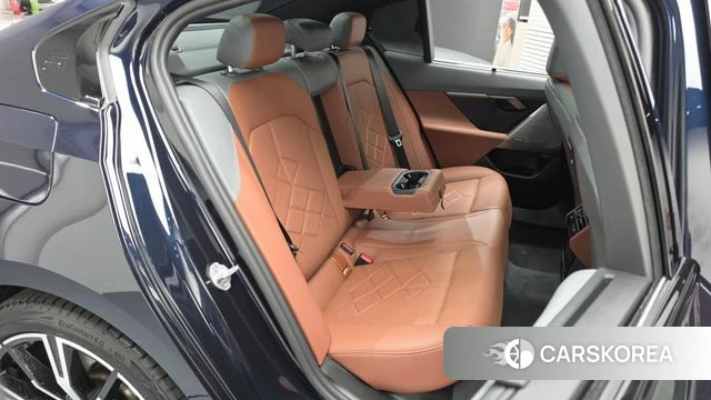 BMW 5 Series (G60) 2025 Черный из Кореи, фото 2