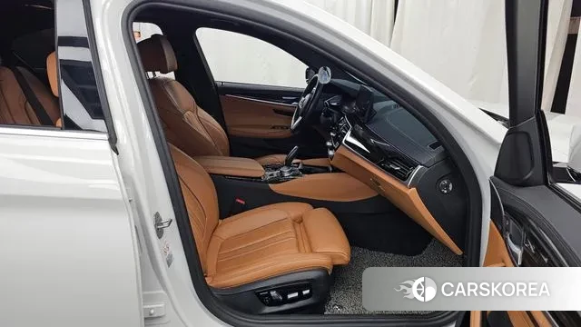 BMW 5 Series (G30) 2022 Белый из Кореи, фото 2