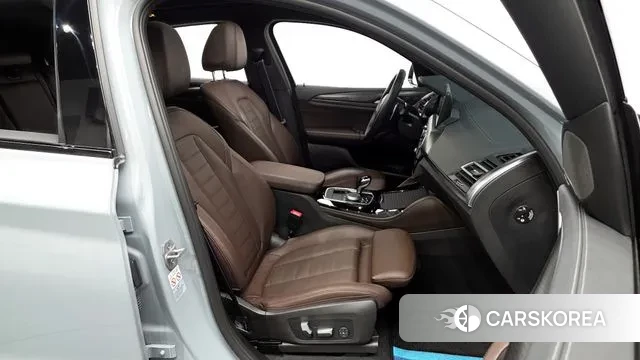 BMW X4 (G02) 2023 Светло-серебряный цвет из Кореи, фото 2