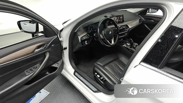 BMW 5 Series (G30) 2019 Белый из Кореи, фото 2