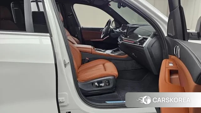 BMW X7 (G07) 2025 Белый из Кореи, фото 2