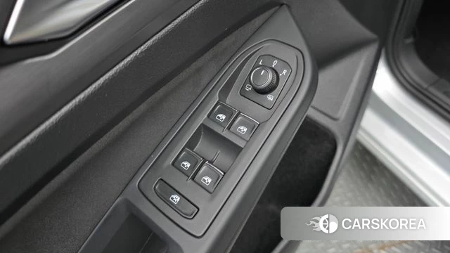 Volkswagen Golf 8th Generation 2023 Серебряный из Кореи, фото 2