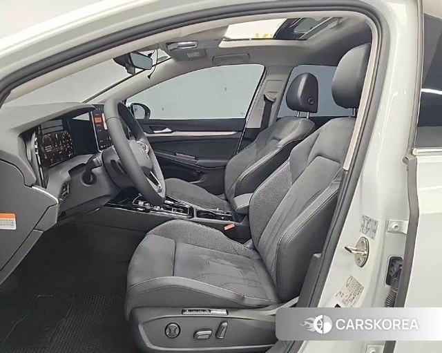 Volkswagen Golf 8th Generation 2025 Белый из Кореи, фото 2