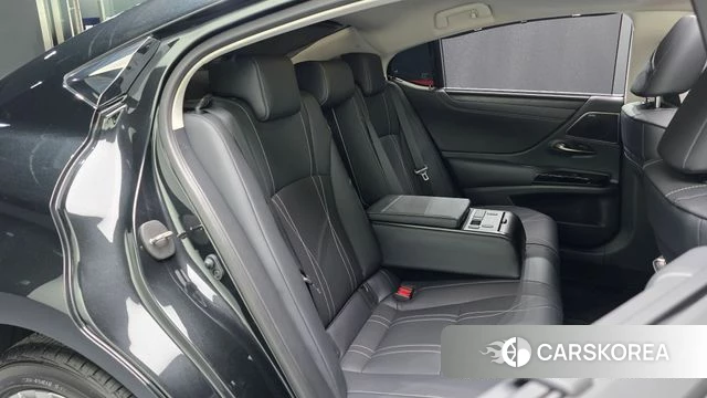 Lexus ES300h 7th generation 2025 Черный из Кореи, фото 2