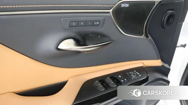 Lexus ES300h 7th generation 2025 Жемчужный цвет из Кореи, фото 2