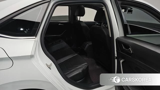Volkswagen 7th Generation of Jetta 2024 Белый из Кореи, фото 2