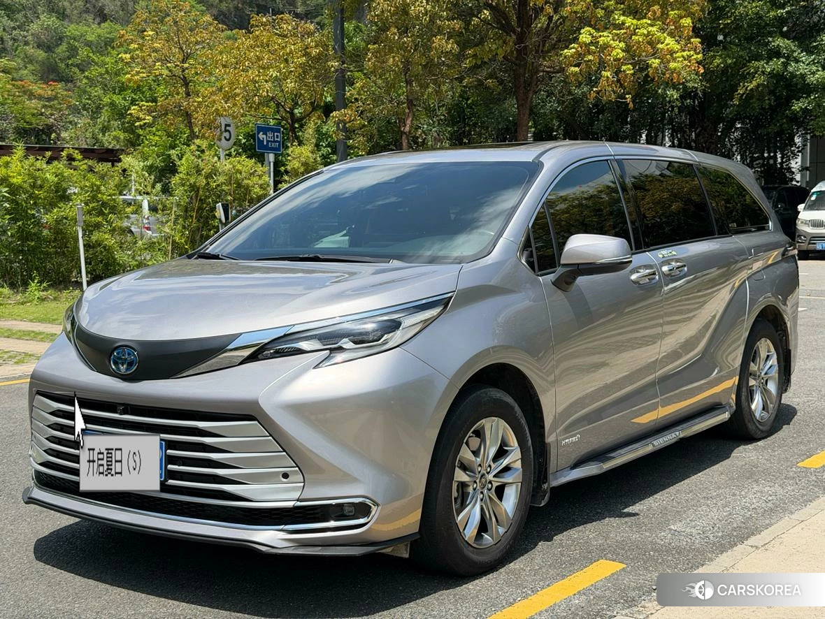 Toyota Saina 2023 Серебристо-серый из Китая, фото 2
