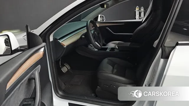 Tesla Model Y 2024 Белый из Кореи, фото 2