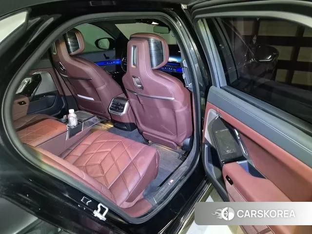 BMW 7 Series (G70) 2023 Черный из Кореи, фото 2