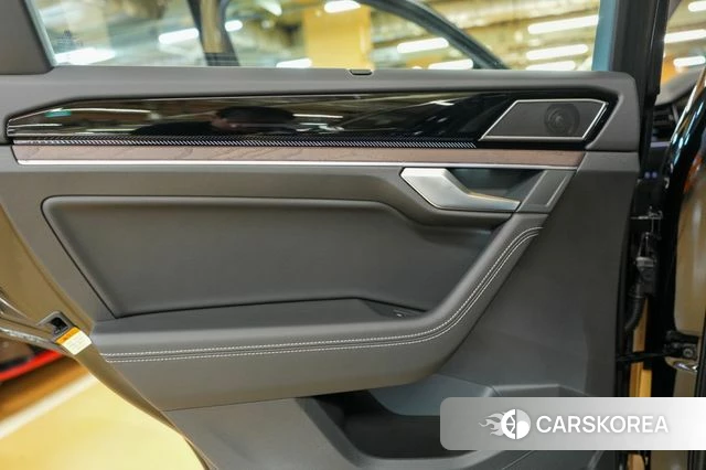 Volkswagen Touareg 3rd generation 2025 Черный из Кореи, фото 2