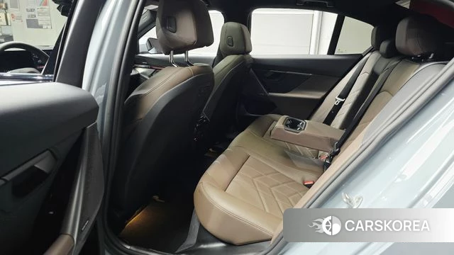 BMW 5 Series (G60) 2026 Светло-серебряный цвет из Кореи, фото 2