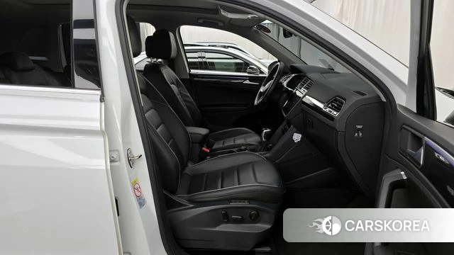 Volkswagen Tiguan second Generation 2023 Белый из Кореи, фото 2