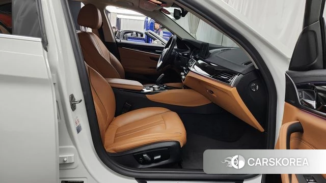 BMW 5 Series (G30) 2018 Белый из Кореи, фото 2