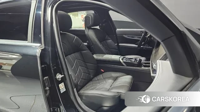 BMW 7 Series (G70) 2023 Черный из Кореи, фото 2