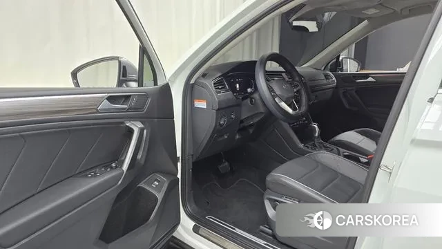 Volkswagen Tiguan Allspace 2023 Белый из Кореи, фото 2