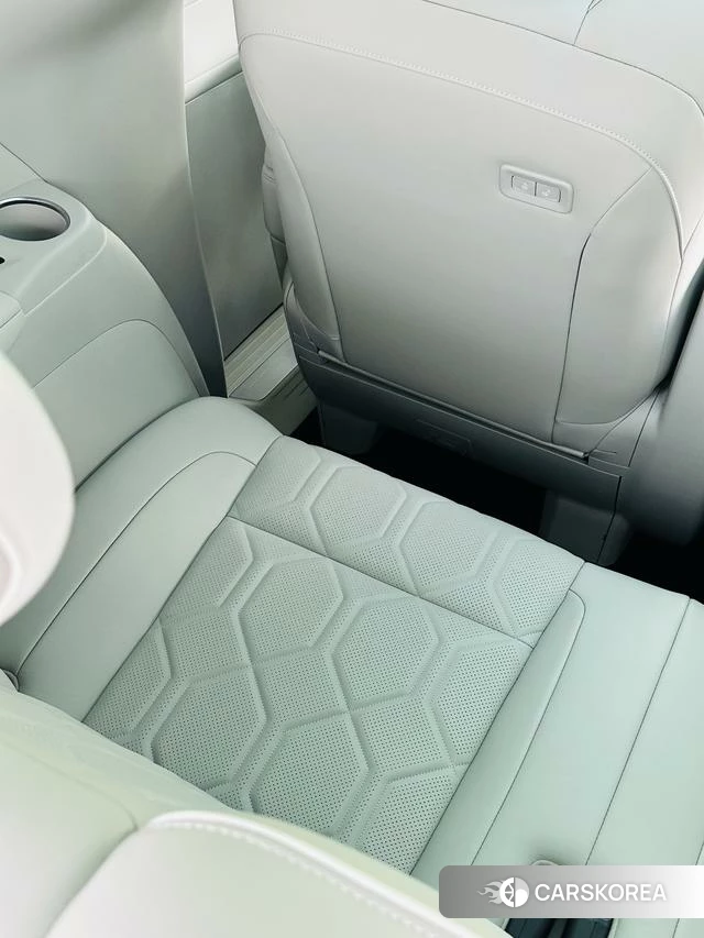 Volvo EM90 2025 Шампань из Китая, фото 2