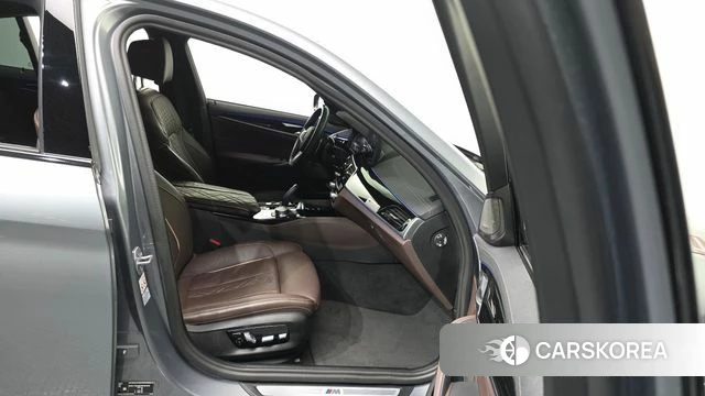 BMW 5 Series (G30) 2023 Серебристо-серый из Кореи, фото 2