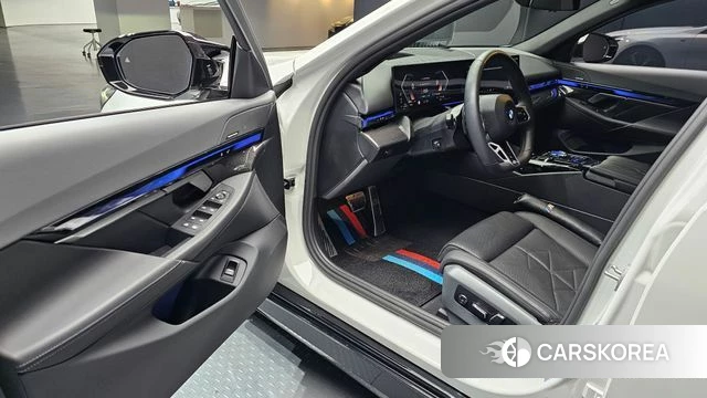 BMW 5 Series (G60) 2025 Белый из Кореи, фото 2