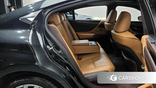 Lexus ES300h 7th generation 2021 Черный из Кореи, фото 2