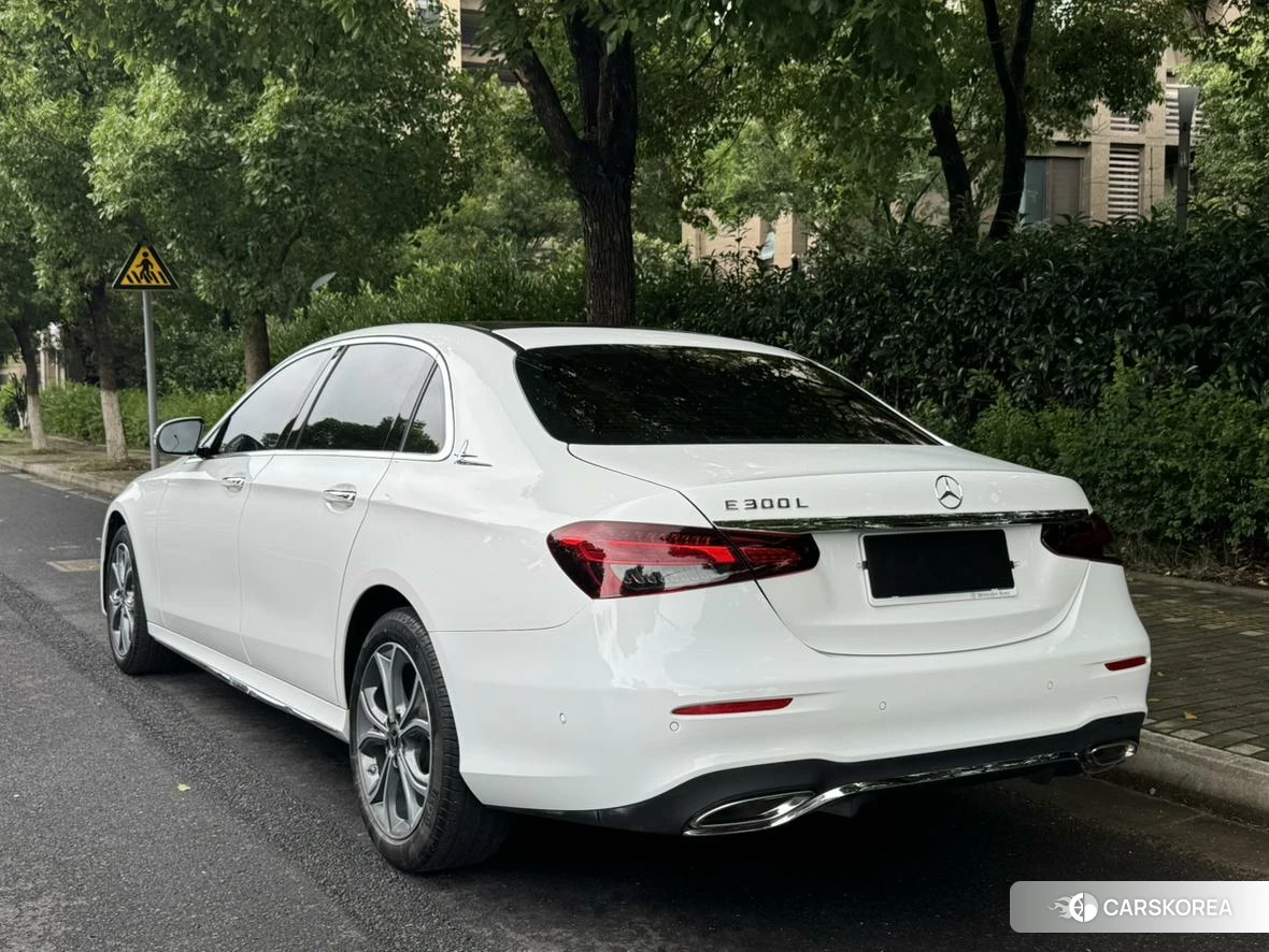 Mercedes-Benz E-class 2023 Белый из Китая, фото 2