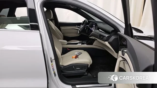 Audi e-Tron 2022 Белый из Кореи, фото 2