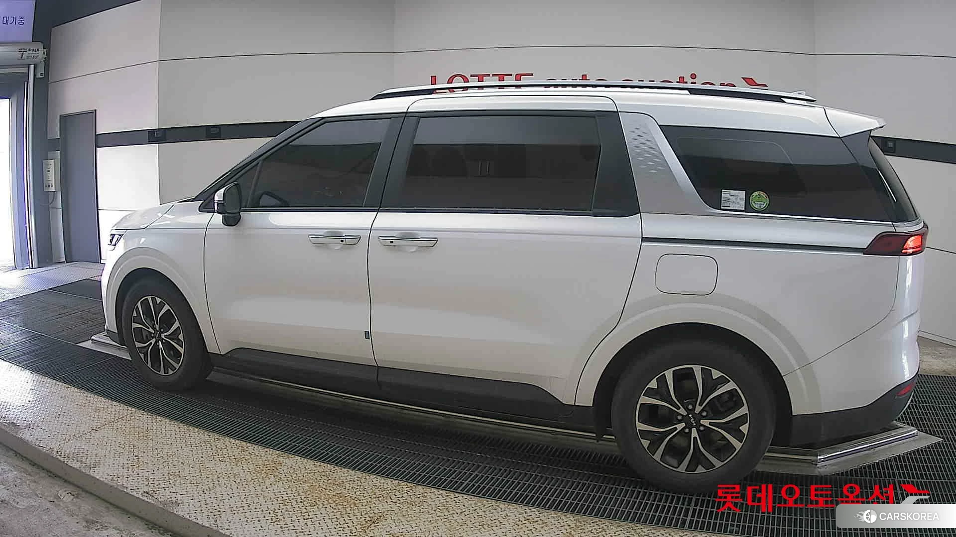 Kia Carnival 2023 Snow White Pearl (optional) из Кореи, фото 2