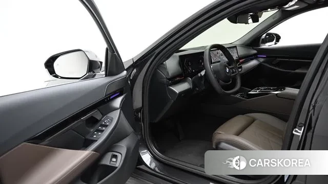 BMW 5 Series (G60) 2024 Черный из Кореи, фото 2