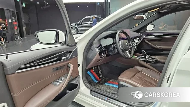 BMW 5 Series (G30) 2022 Белый из Кореи, фото 2