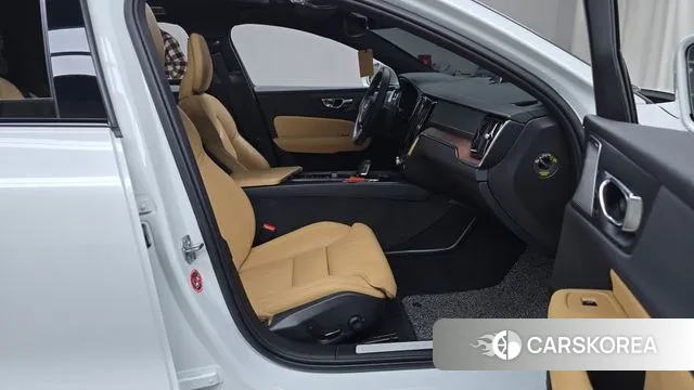 Volvo V60 Cross-Country 2nd Generation 2020 Белый из Кореи, фото 2