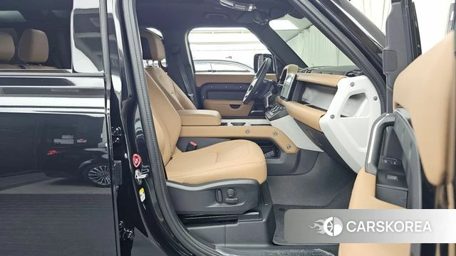 Land Rover Defender (L663) 2025 Черный из Кореи, фото 2