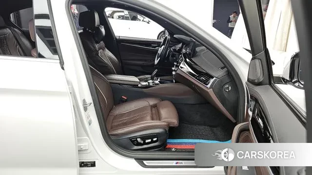 BMW 5 Series (G30) 2021 Белый из Кореи, фото 2